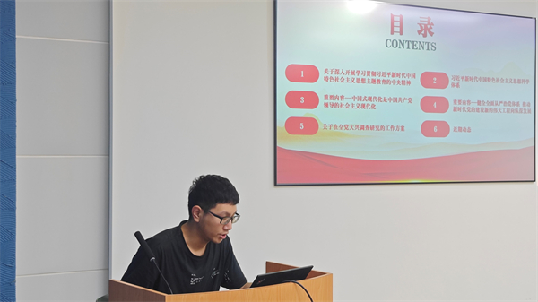 1688561773490485.jpg 图1-邓蛟龙带领大家学习.jpg