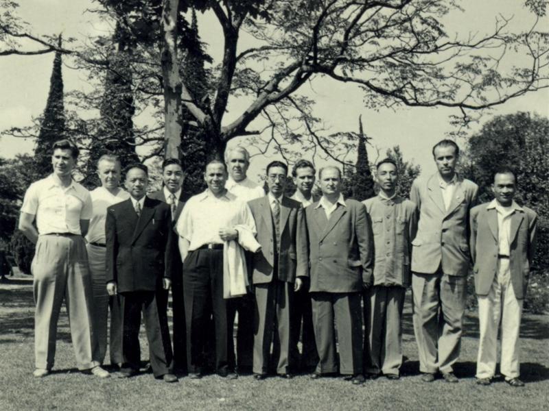 20211119_062834_230.jpg 图3 学校领导彭康(左七)等与在校工作的苏联专家合影_副本.jpg