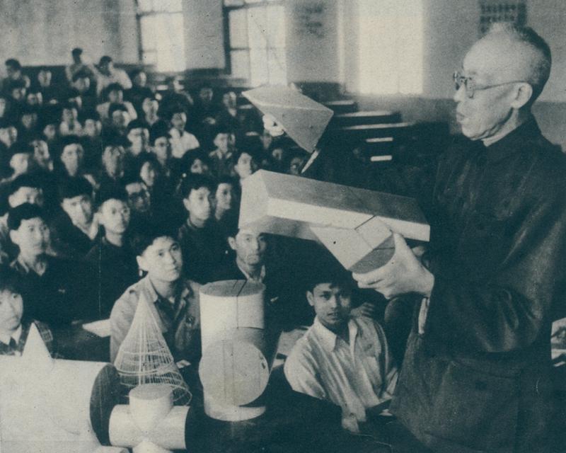 20211215_020708_215.jpg 03 工程画教研组蔡有常教授给学生讲解“立体相贯线”的画法_副本.jpg