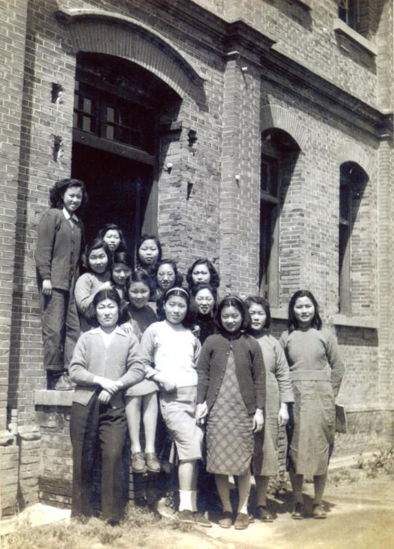 20251125_105252_623.jpg 【图04】1950年,1949级电信管理系二年级全体女同学在女生宿舍前合影(前排左二为何掌珠).jpg