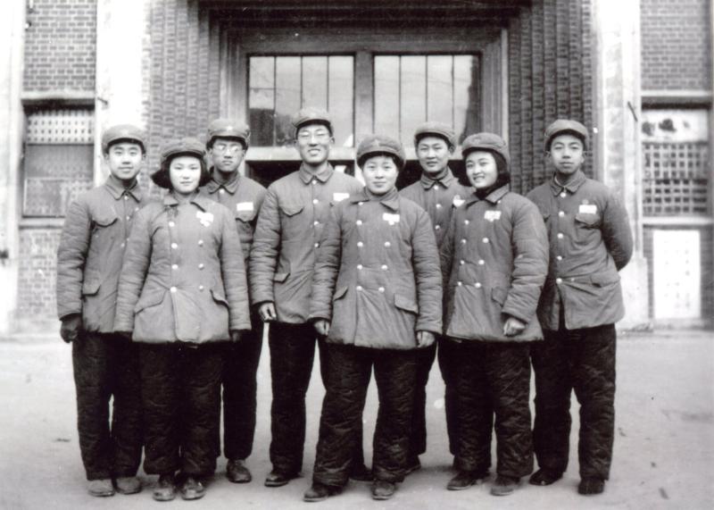 20251125_105333_460.jpg 【图08】1951年1月,响应参加军干校召入防空军的交大学子于参军后第一次返校,在工程馆前合影(左起:陈乐水、李均、黄为群、张才安、何捷明、杨炳元、陆平、吴翔).jpg