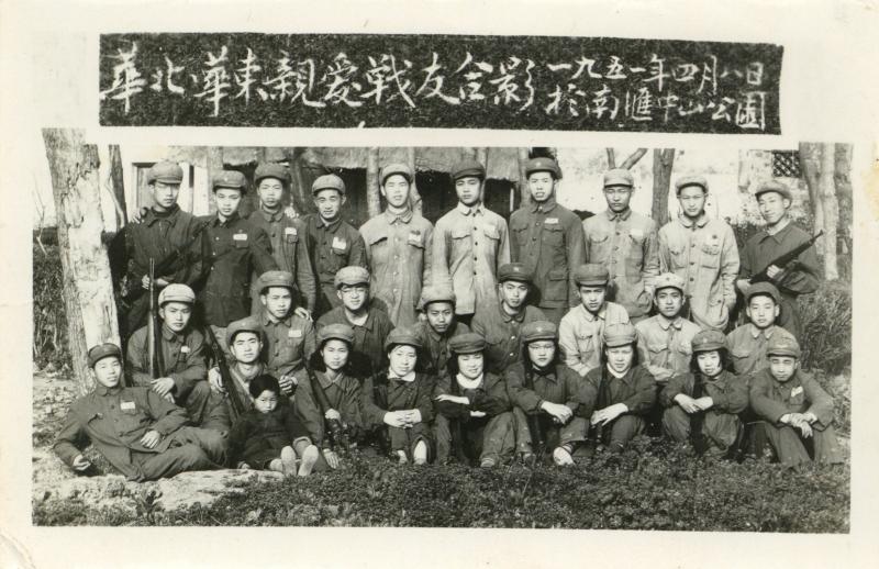 20251125_105342_646.jpg 【图09】1951年4月8日,华北华东雷达兵战友合影于南汇中山公园(前排右五为李均、右六为何捷明).jpg