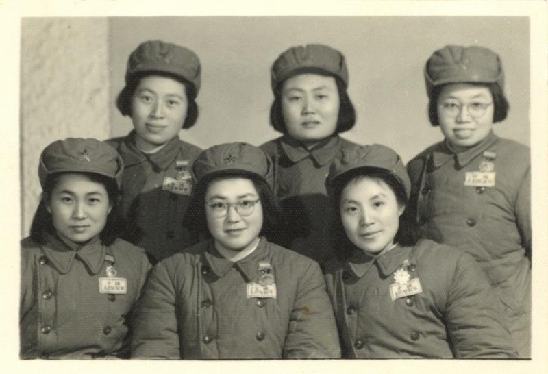 20251125_105401_808.jpg 【图11】1954年12月,何捷明(后排左一)等欢送战友李均(前排中)调往中国人民解放军军事工程学院任教.jpg