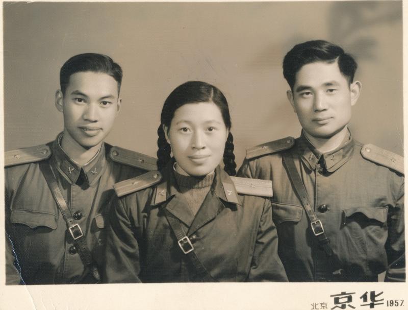 20251125_105411_815.jpg 【图12】1957年,章锦远、何捷明夫妇与弟弟何武城(左)合影.jpg