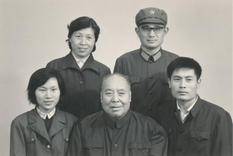 20251125_105420_454.jpg 【图13】1981年何捷明全家合影(后排左起:章锦远、何捷明夫妇;前排左起:何捷明女儿章节、父亲何其伟、儿子章小兵).jpg