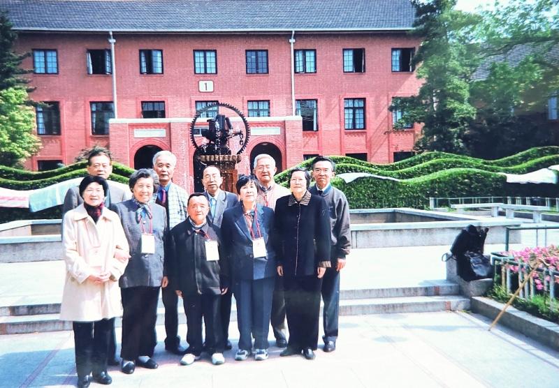 20251125_105441_365.jpg 【图15】2002年4月,1952届电信管理系校友毕业50周年返校,在执信西斋前合影.jpg