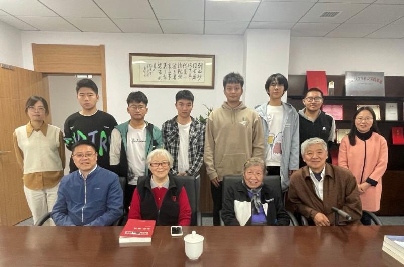 20251125_105449_491.jpg 【图16】2021年11月6日,何捷明和李均相聚于母校文博楼,并接受母校采访(前排左起:欧七斤、李均、何捷明、朱建程;后排左起:叶璐、王梓宇、徐亚、徐友壹、陆登郅、秦天、马金旺、孙萍).jpg