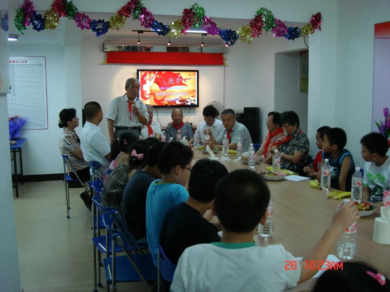 20251205_152518_556.jpg 【图04】刘洪福在庆祝八一建军节活动中给社区青少年讲党史故事.jpg